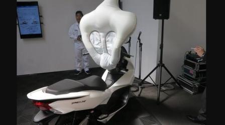 Motor Honda Matik PCX Ini Ada Airbag !! 